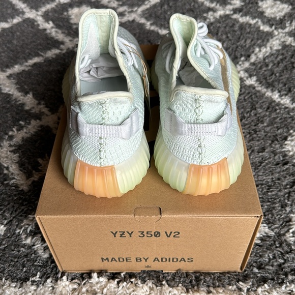 [NEW] Yeezy 350 V2 ‘Hyperspace' - Picture 5 of 7